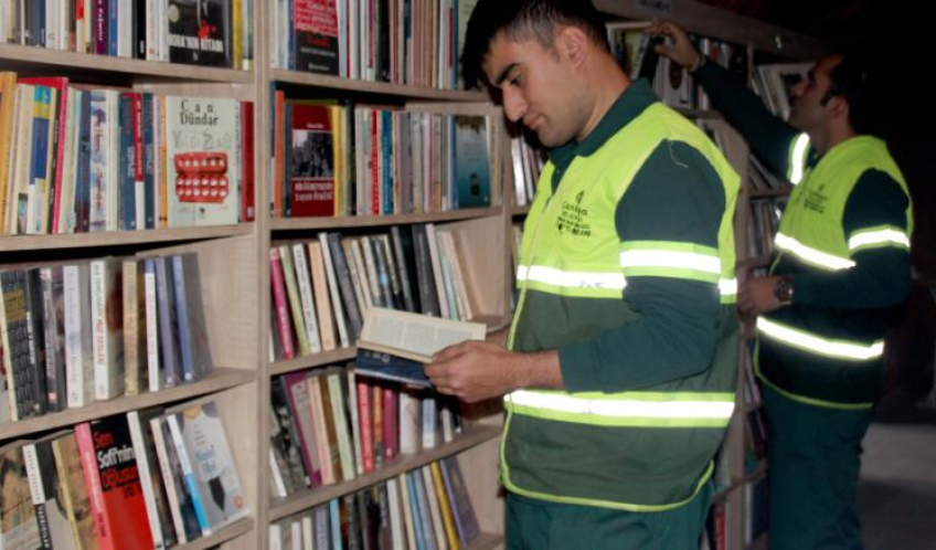 Risultati immagini per netturbini salvano libri