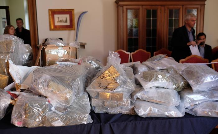 Droga: polizia sequestra 1 mln euro di hashish e marijuana