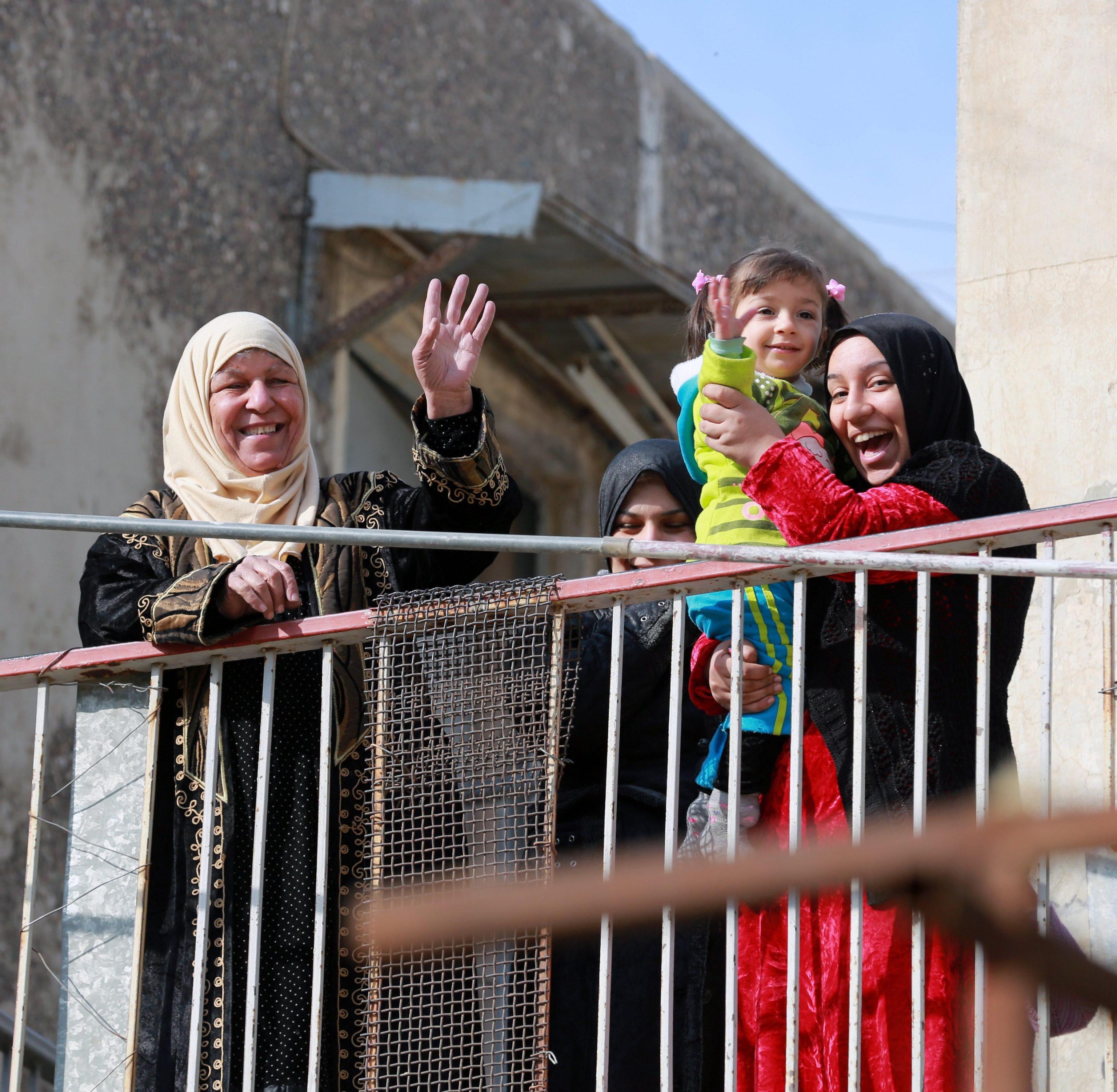 epa05649643 Iraqi women from Mosul greet members of Iraqi special forces as they walk in the recently recaptured district of Shoqaq Khadraa, eastern Mosul, Iraq, 27 November 2016. Iraqi security forces recaptured two districts in Mosul as operations continue to liberate the city from Islamic State militants (IS), Iraqi officers said. EPA/AHMED JALIL