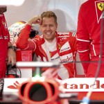 Sebastian Vettel sorridente ai box. Un venerdì soddisfacente per il pilota della Ferrari, che si è piazzato quinta nella prima sessione, dominando poi nella seconda