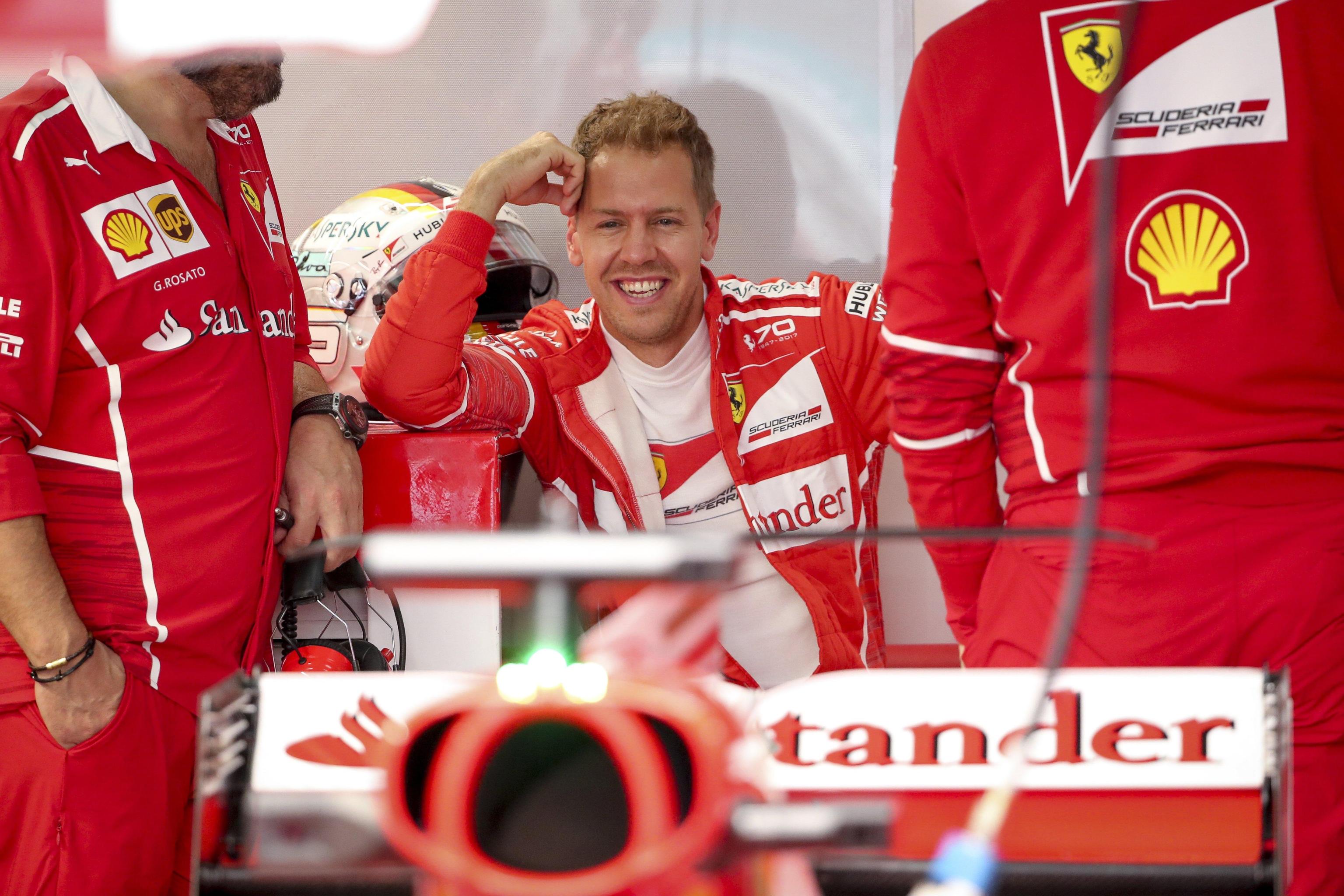 Sebastian Vettel sorridente ai box. Un venerdì soddisfacente per il pilota della Ferrari, che si è piazzato quinta nella prima sessione, dominando poi nella seconda