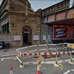 Lo scenario che si presenta fuori dalla stazione metro Parsons Green a Londra, dopo l'esplosione avvertita come una palla di fuoco dai presenti Lo scenario che si presenta fuori dalla stazione metro Parsons Green a Londra, dopo l'esplosione avvertita come una palla di fuoco dai presenti