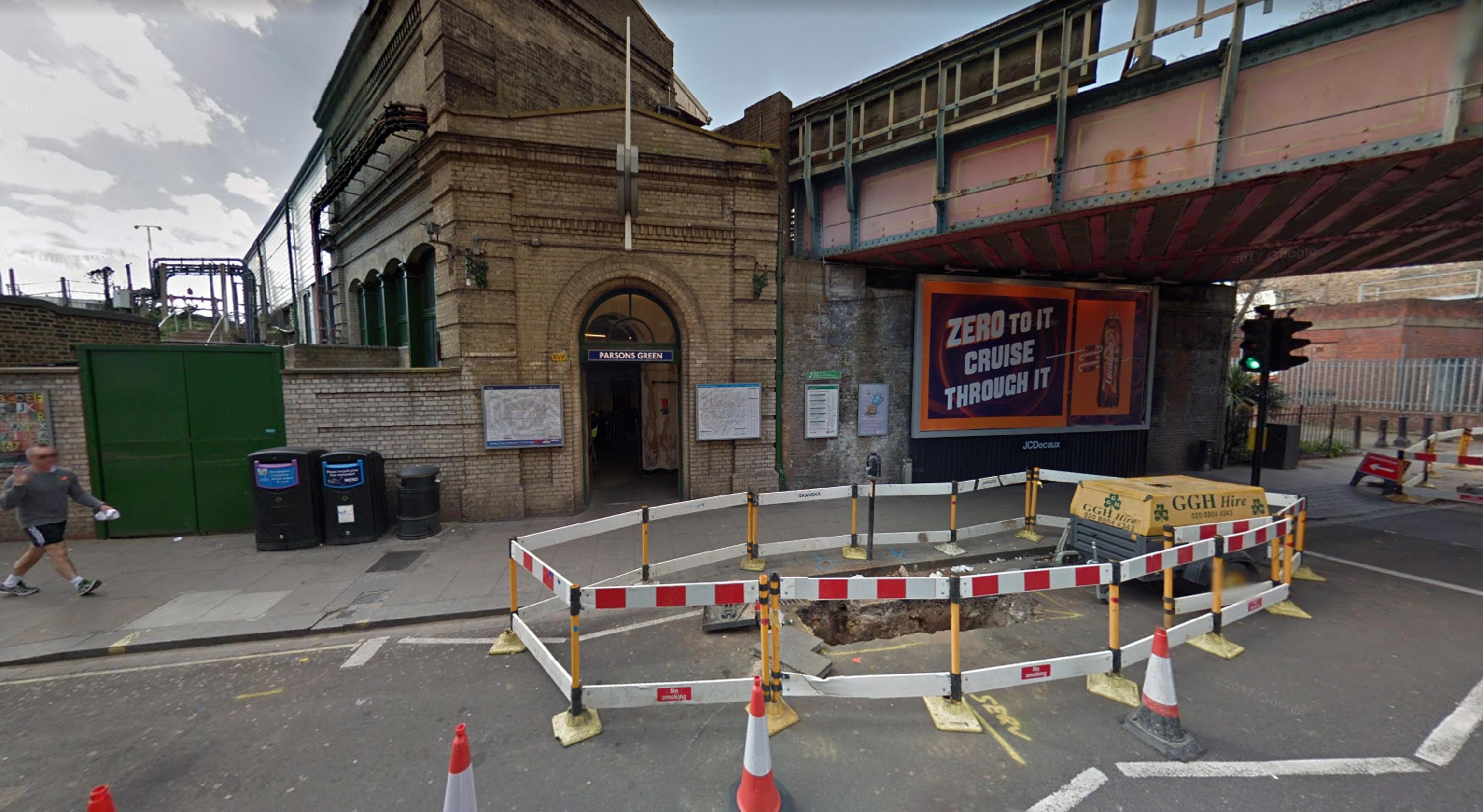 Lo scenario che si presenta fuori dalla stazione metro Parsons Green a Londra, dopo l'esplosione avvertita come una palla di fuoco dai presenti