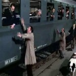 Gastone Moschin nella memorabile scena del treno in "Amici Miei", 1975