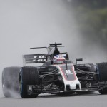 Tanta sfortuna oggi per Romain Grosjean. Il pilota della Haas è rimasto coinvolto in un incidente in seguito alla rottura di un tombino che ha forato lo pneumatico della sua monoposto. Le sue condizioni fortunatamente sono buone