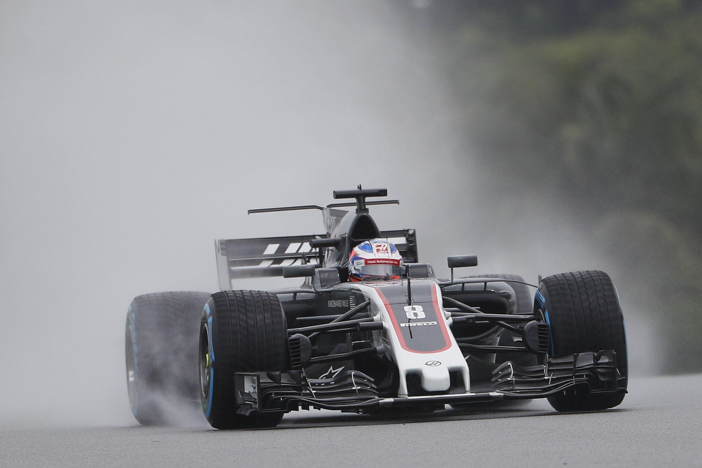 Tanta sfortuna oggi per Romain Grosjean. Il pilota della Haas è rimasto coinvolto in un incidente in seguito alla rottura di un tombino che ha forato lo pneumatico della sua monoposto. Le sue condizioni fortunatamente sono buone