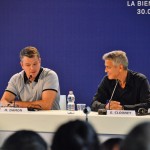 10 - Scambio d'intesa fra George Clooney e Matt Damon durante la conferenza stampa
