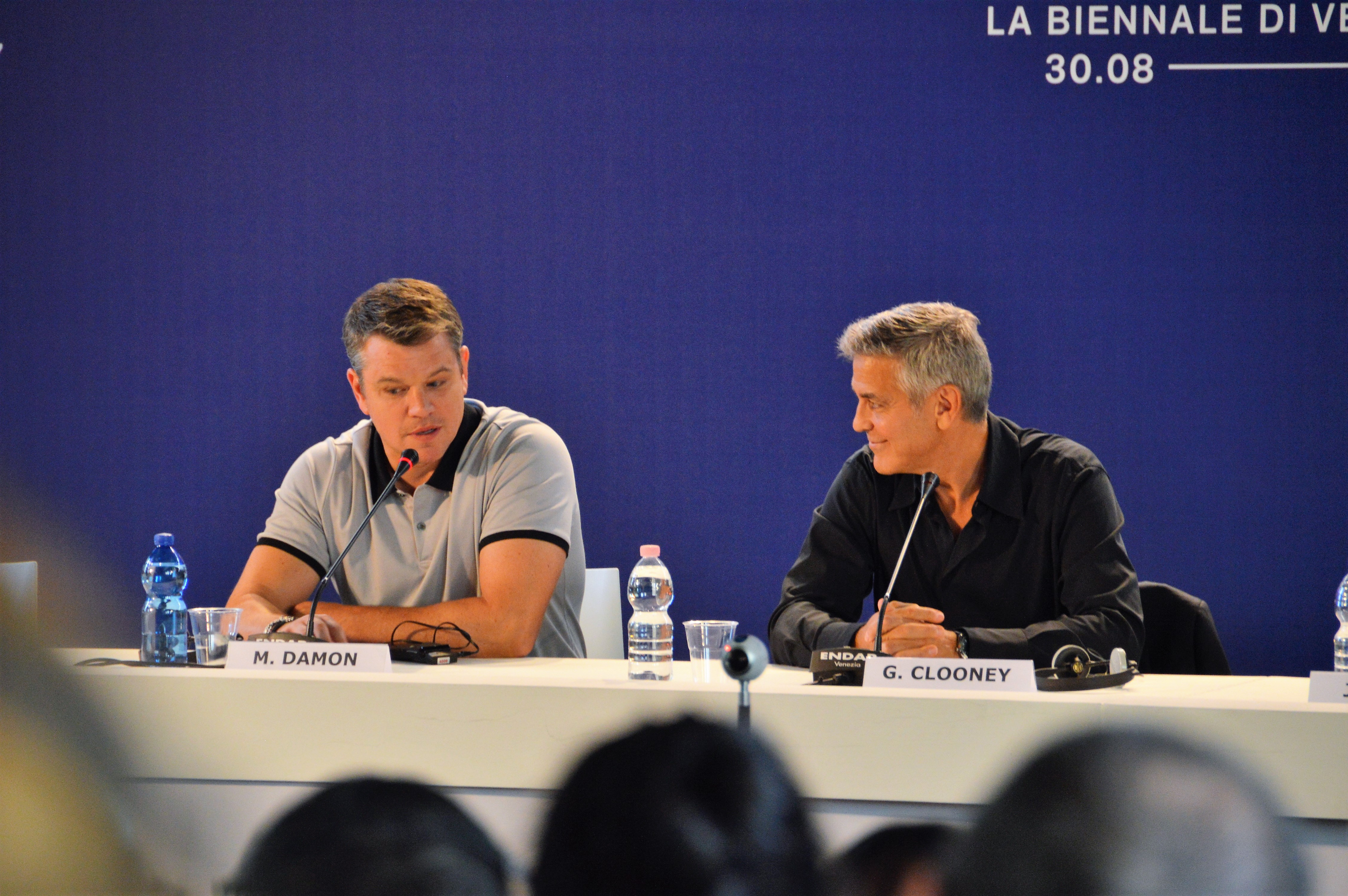 10 - Scambio d'intesa fra George Clooney e Matt Damon durante la conferenza stampa