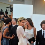 13 - L'attrice italiana Jasmine Trinca scherza con i fan sul red carpet