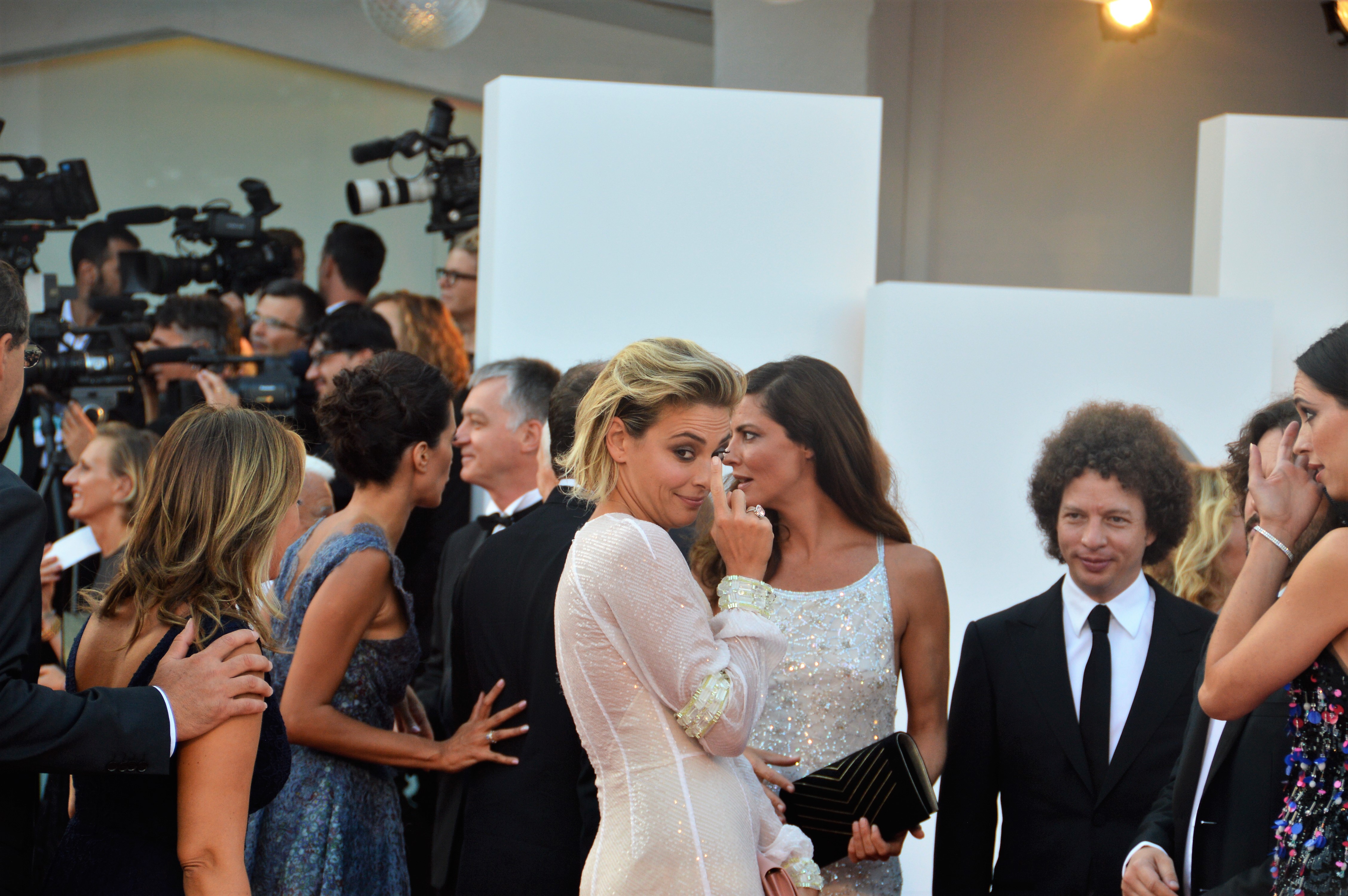 13 - L'attrice italiana Jasmine Trinca scherza con i fan sul red carpet