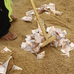 La raccolta dei soldi offerti ai propri antenati
