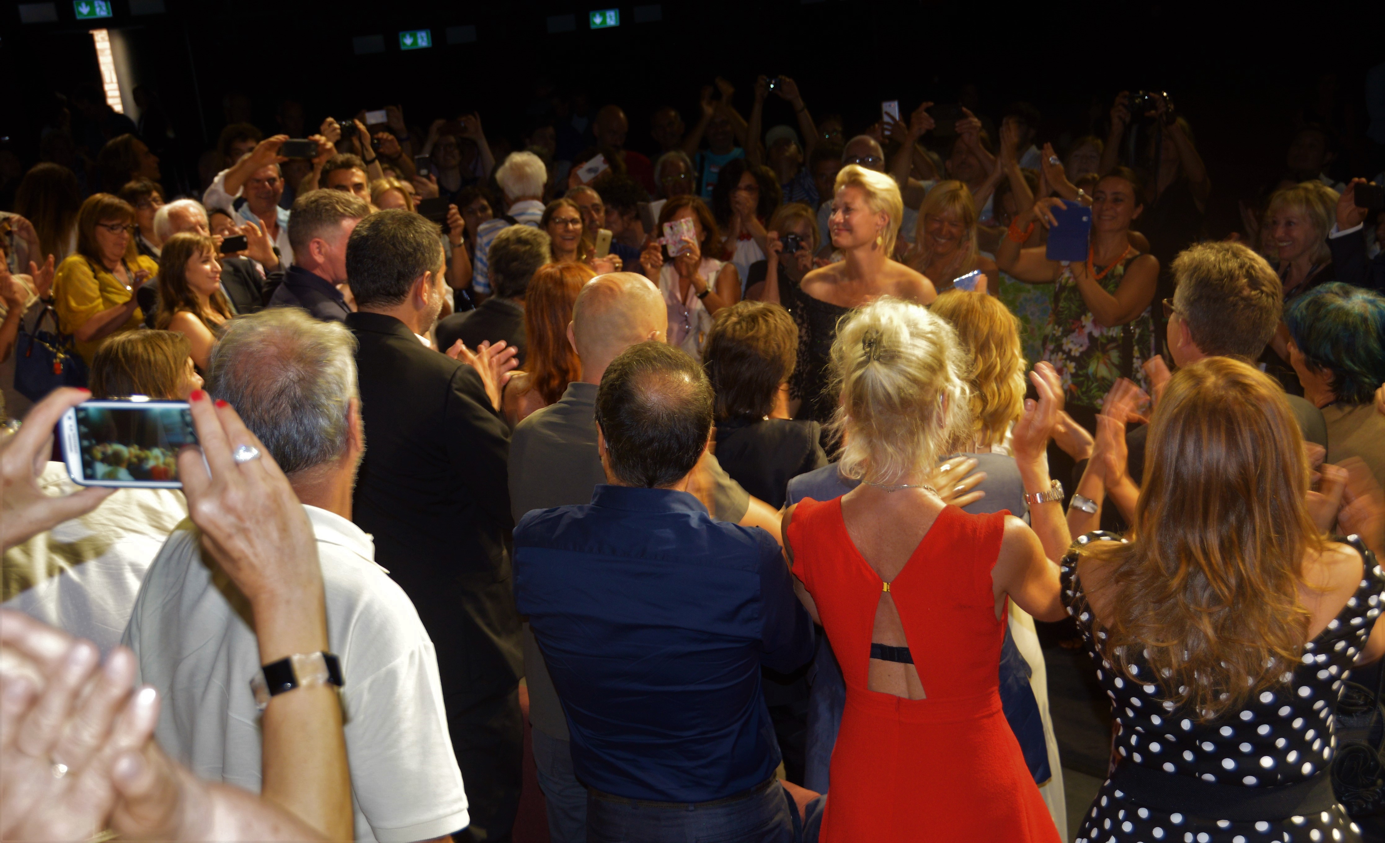 16 - Applausi dopo la prozione di 'Nico-1988' per l'attrice protagonista Trine Dyrholm. Il film apre e concorre nella sezione 'Orizzonti' del Festival