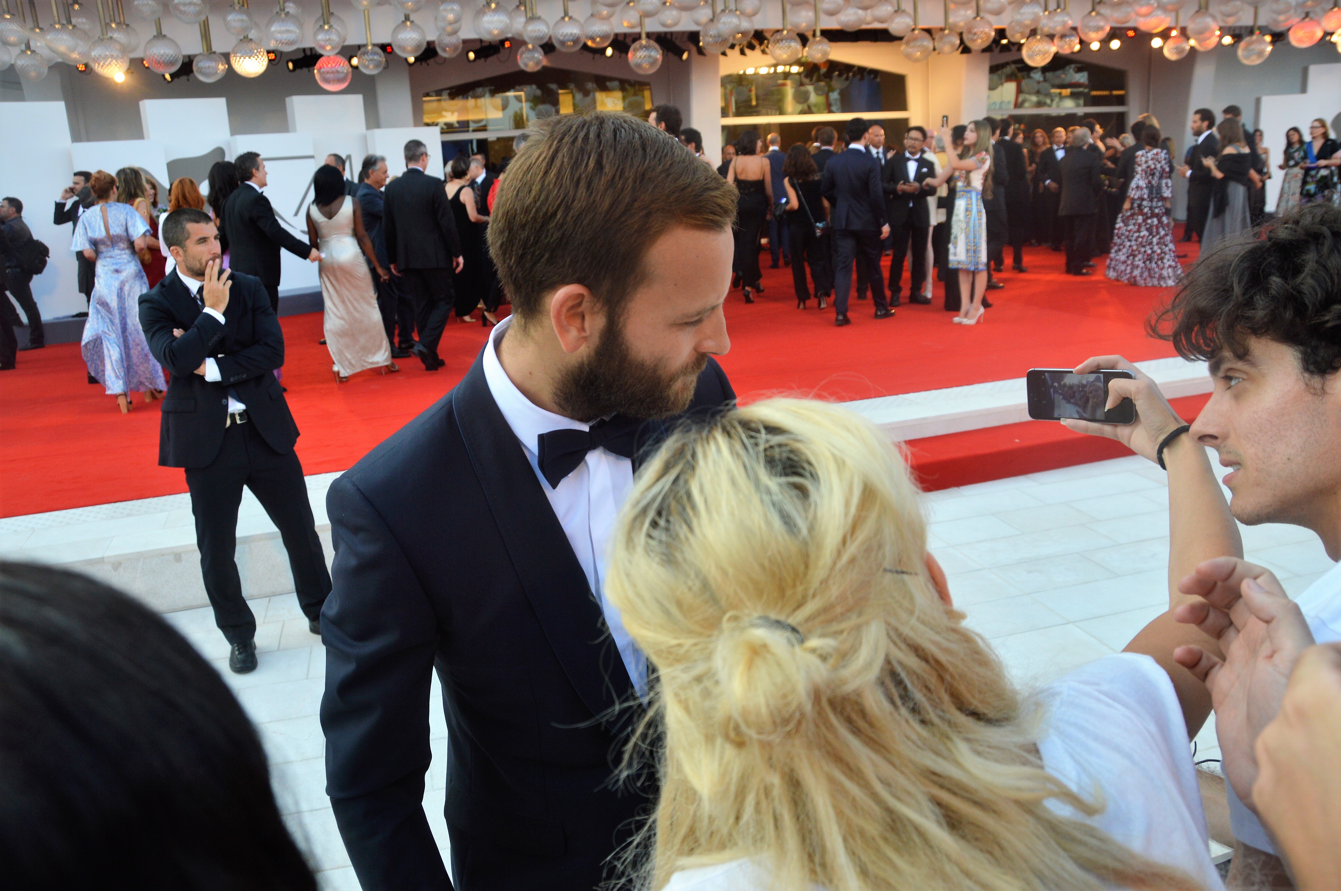 17 - Alessandro Borghi scatta un selfie con una fan. L'attore è il primo padrino uomo del festival