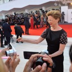 19 - La presidente di giuria 'Venezia 74' Annette Bening si avvicina ai fan per firmare autografi