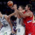 Gasper Vidmar, Slovenia, in un contrasto con il giocatore serbo Boban Marjanovic, durante la finale di EuroBasket 2017