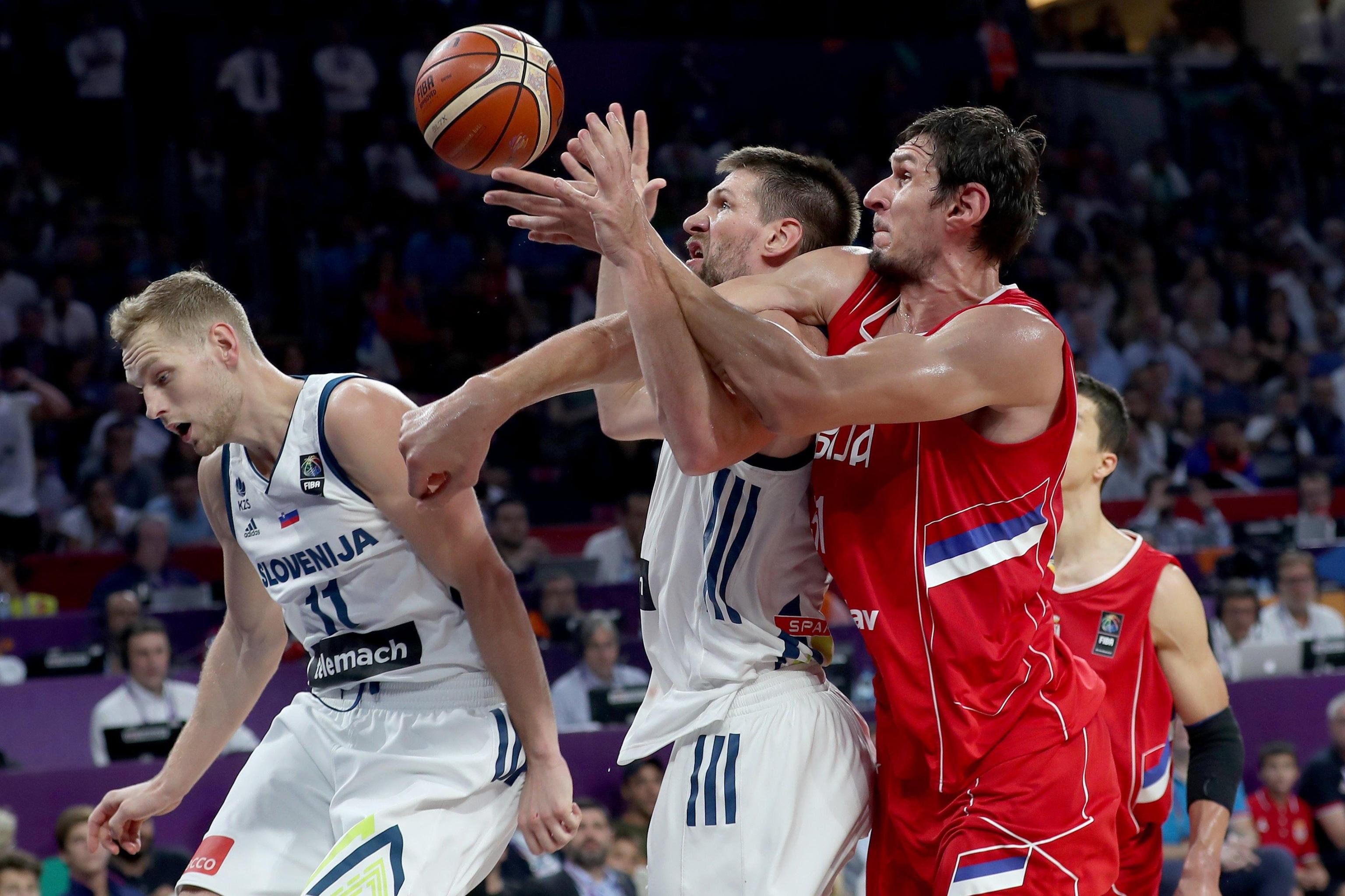 Gasper Vidmar, Slovenia, in un contrasto con il giocatore serbo Boban Marjanovic, durante la finale di EuroBasket 2017