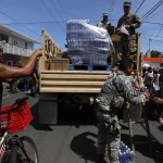 I militari americani e portoricani distribuiscono aiuti umanitari a San Juan