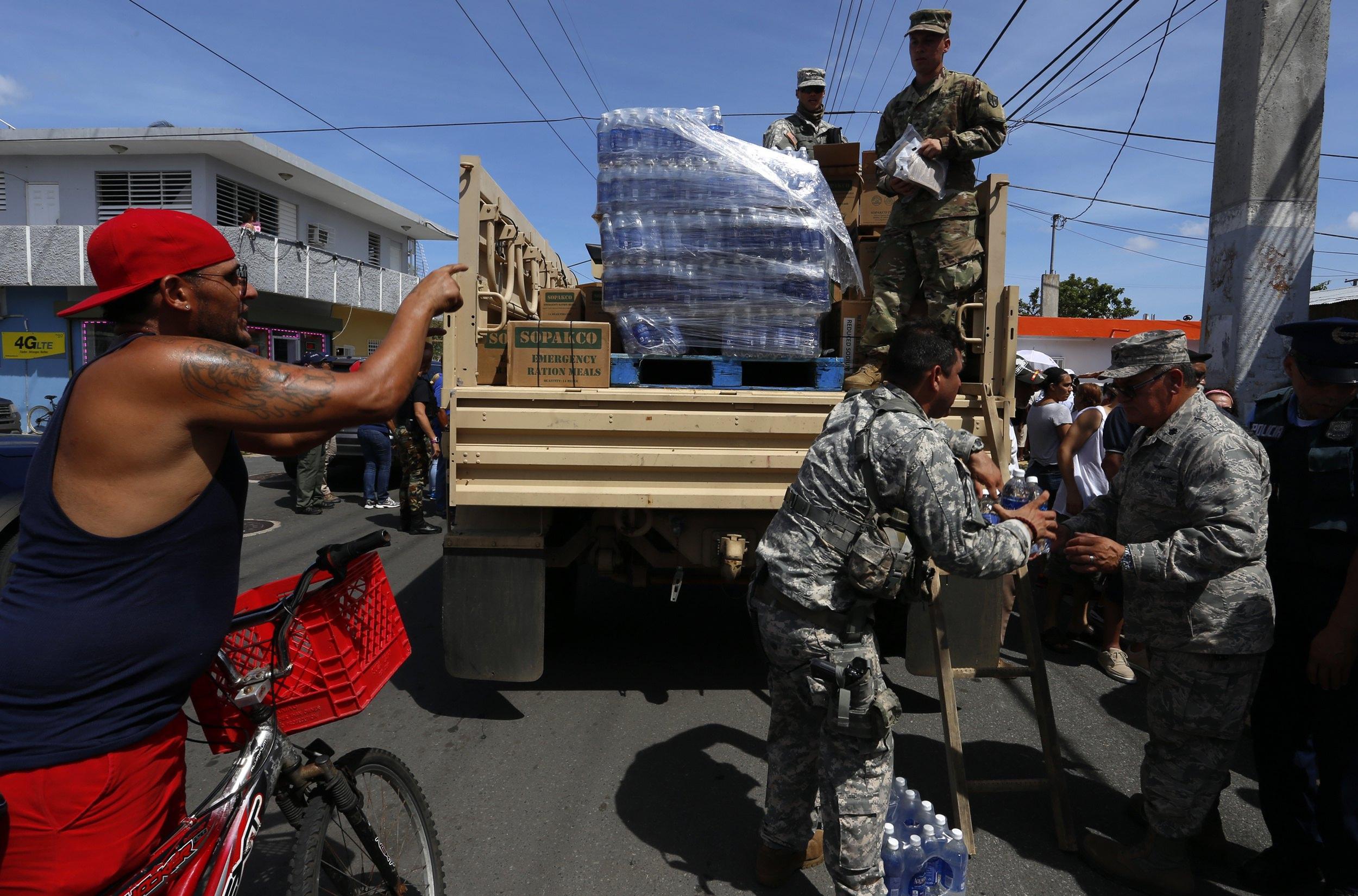 I militari americani e portoricani distribuiscono aiuti umanitari a San Juan