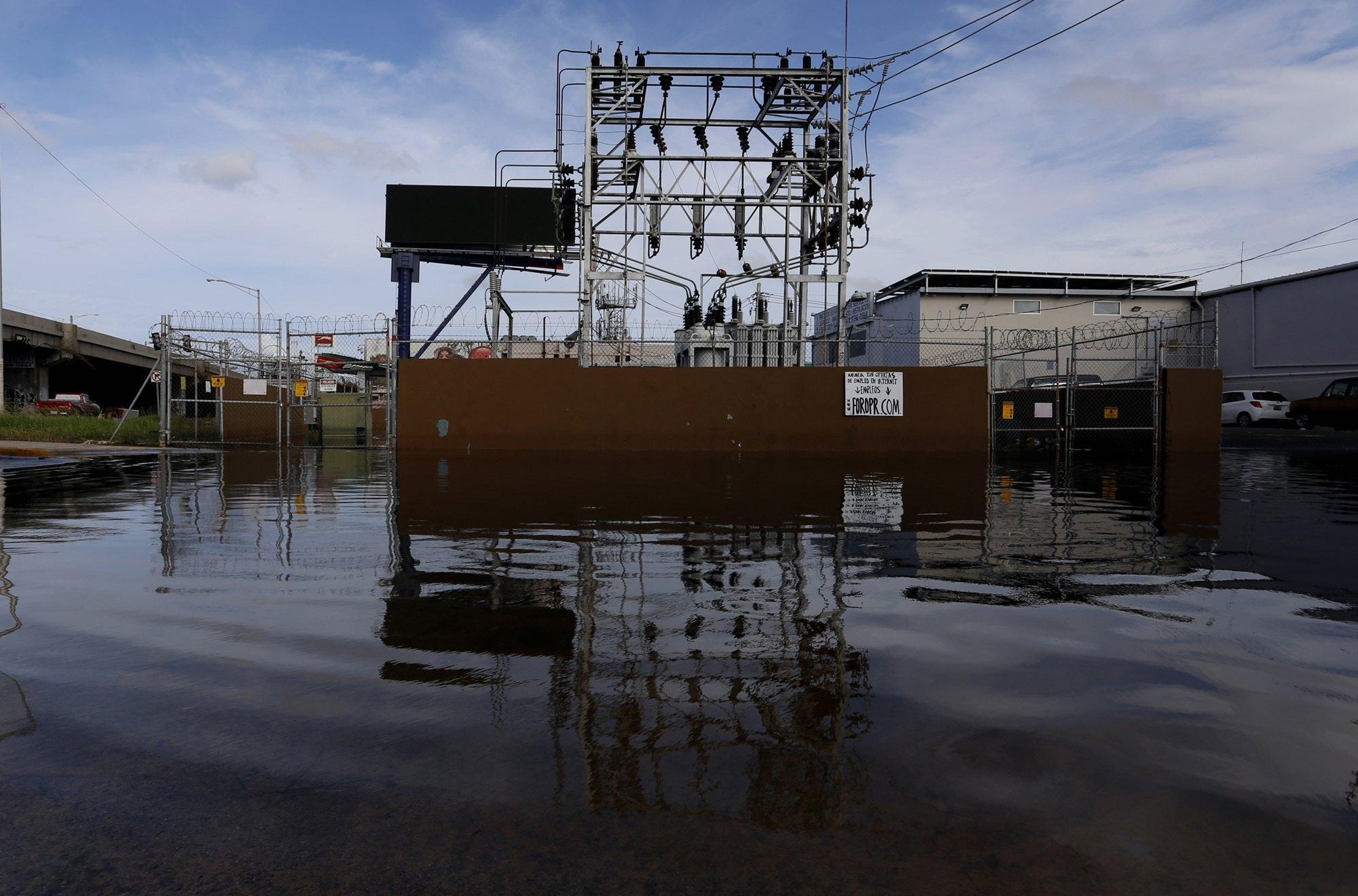 Una centrale elettrica allagata in Porto Rico dopo il passaggio dell'uragano Maria