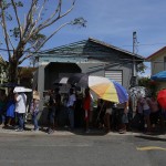 La distribuzione di aiuti agli abitanti in fila di San Juan, Porto Rico