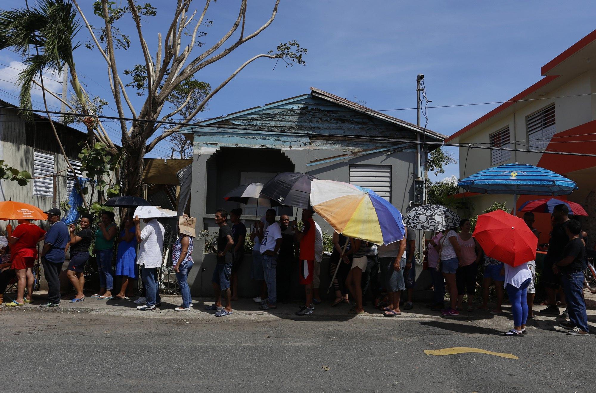 La distribuzione di aiuti agli abitanti in fila di San Juan, Porto Rico