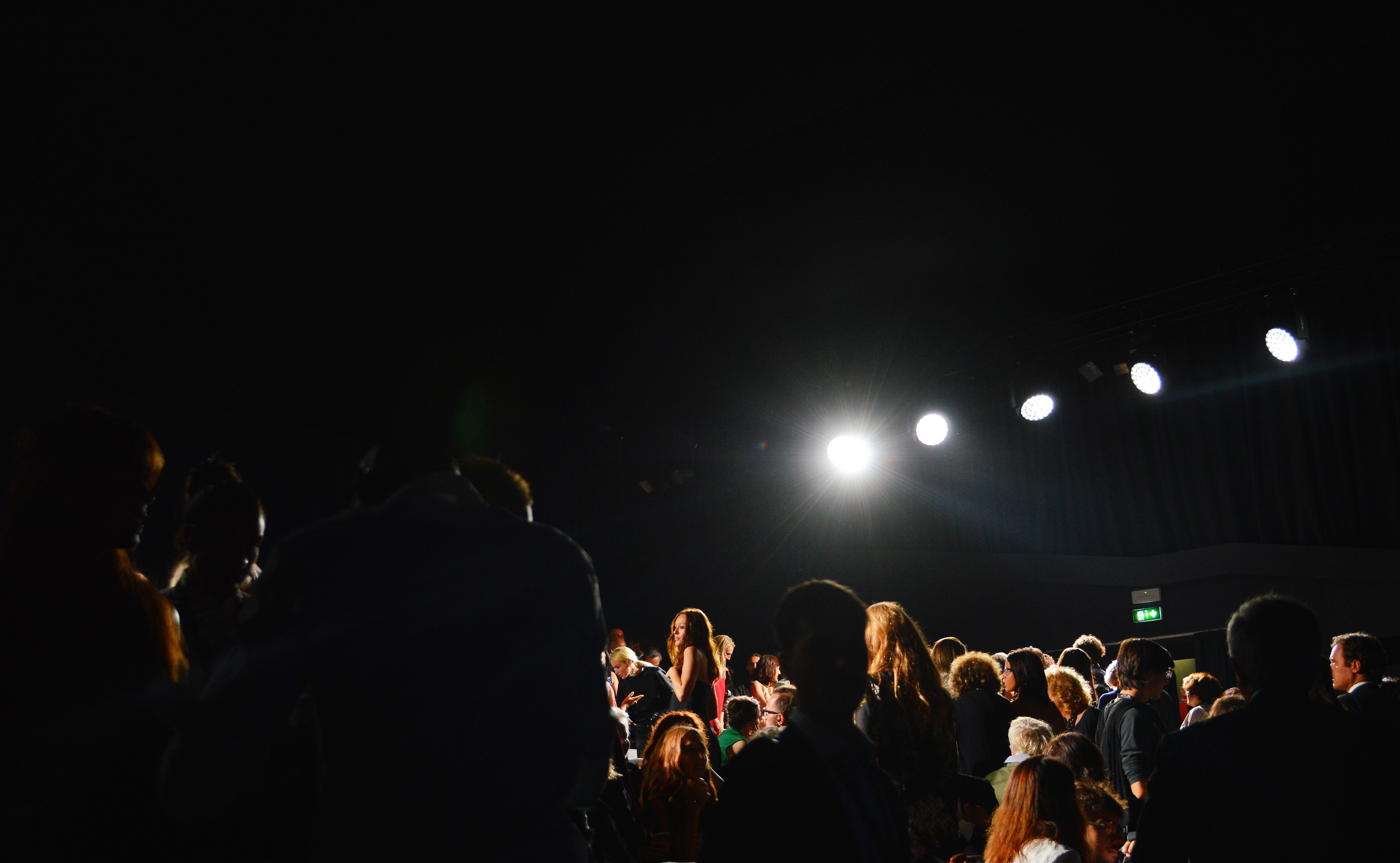 25 - Gli spettatori escono dalla sala dopo l'ultima proiezione della giornata