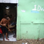 Santo Domingo, Rep. Domenicana. Uomo cerca di ripulire la sua abitazione Santo Domingo, Rep. Domenicana. Uomo cerca di ripulire la sua abitazione