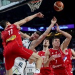 Il campione sloveno Goran Dragic in azione contro i serbi Bogdan Bogdanovic e Vladimir Lucic, durante la finale di EuroBasket 2017