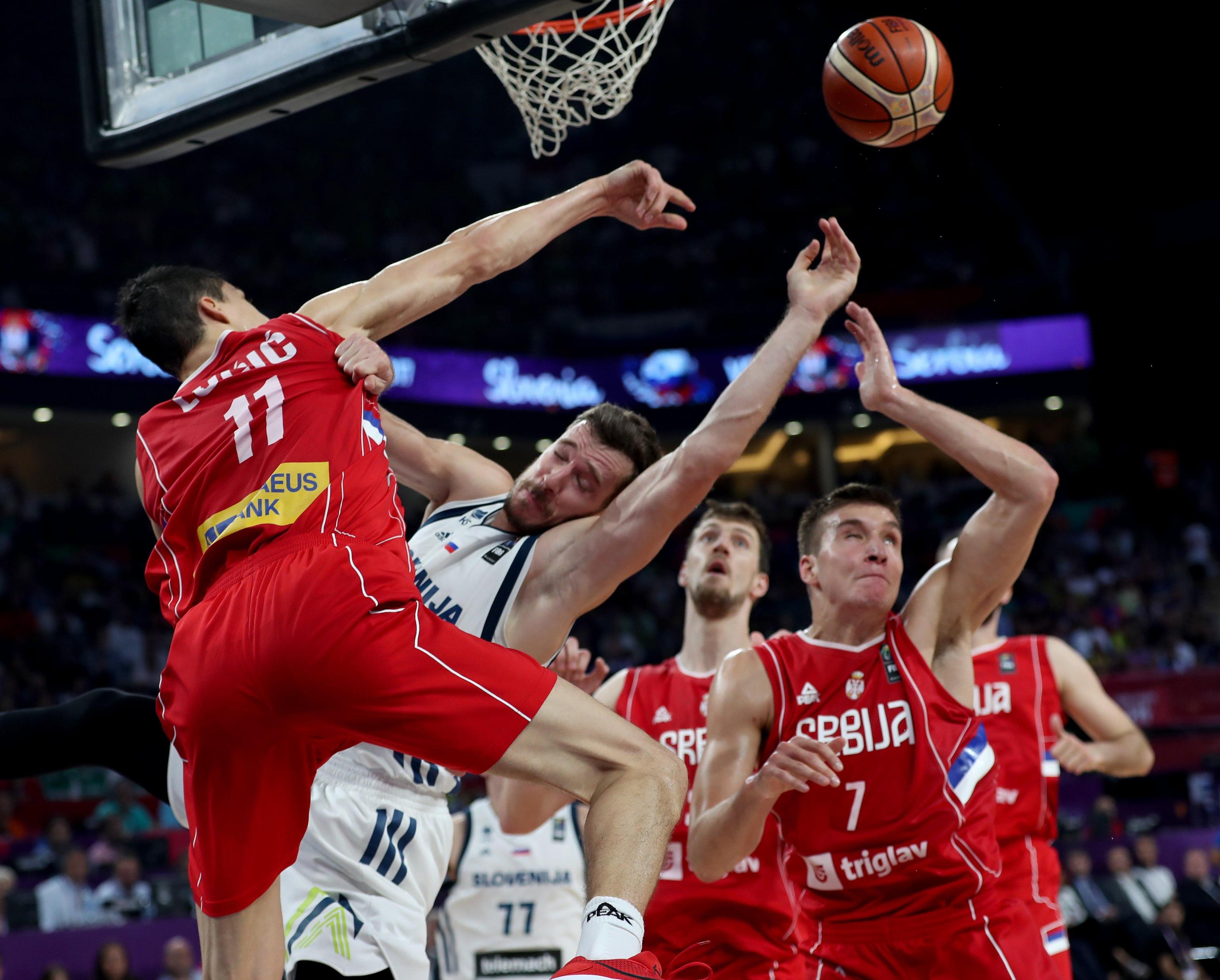 Il campione sloveno Goran Dragic in azione contro i serbi Bogdan Bogdanovic e Vladimir Lucic, durante la finale di EuroBasket 2017