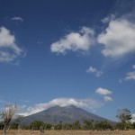 Il monte Agung è uno stratovulacono ancora attivo dell’Isola di Bali, in Indonesia. È già eruttato in passato, l’ultima volta fu nel 1963 dove morirono circa 1000 persone Il monte Agung è uno stratovulacono ancora attivo dell’Isola di Bali, in Indonesia. È già eruttato in passato, l’ultima volta fu nel 1963 dove morirono circa 1000 persone