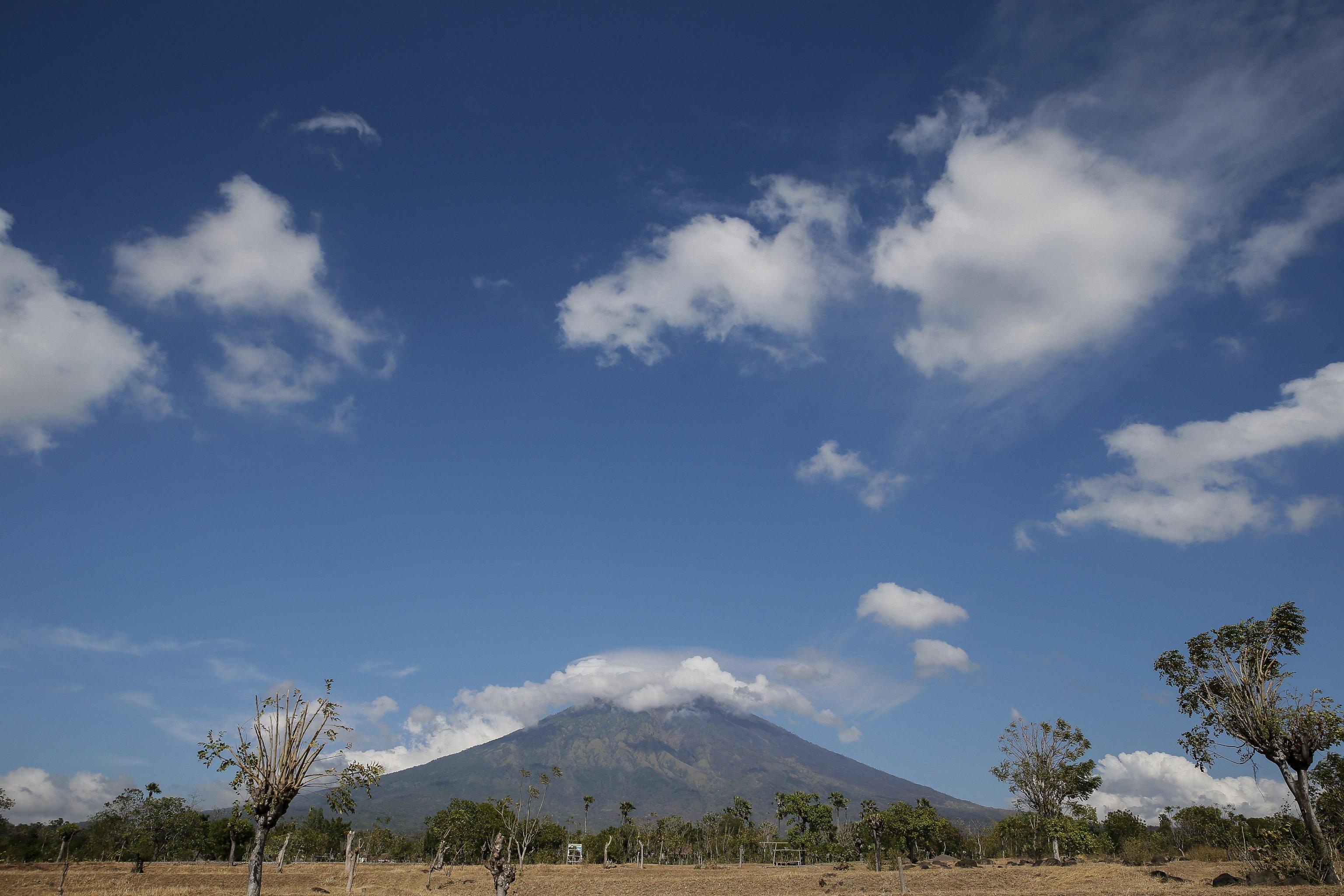 Il monte Agung è uno stratovulacono ancora attivo dell’Isola di Bali, in Indonesia. È già eruttato in passato, l’ultima volta fu nel 1963 dove morirono circa 1000 persone Il monte Agung è uno stratovulacono ancora attivo dell’Isola di Bali, in Indonesia. È già eruttato in passato, l’ultima volta fu nel 1963 dove morirono circa 1000 persone