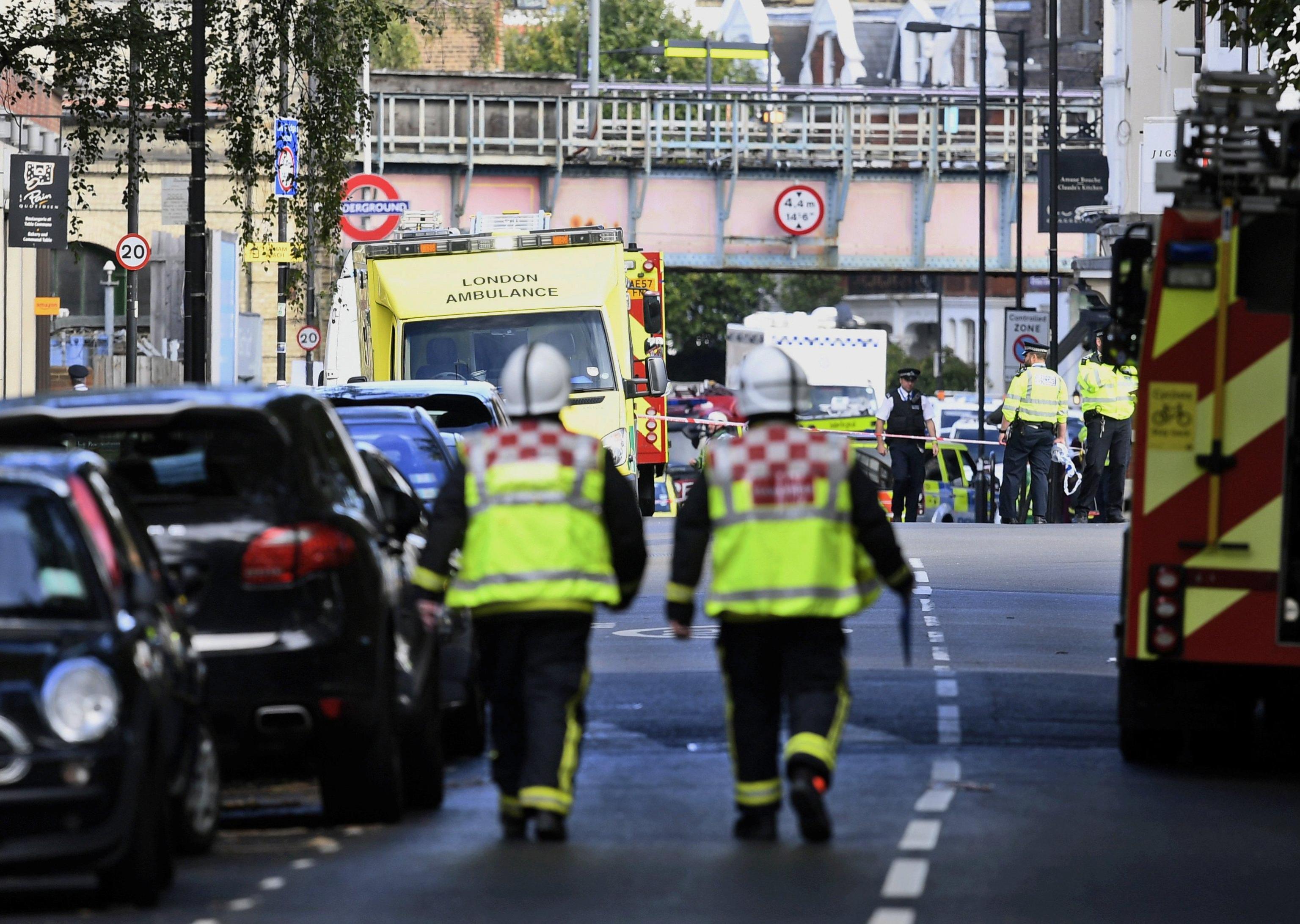 La polizia sta disattivando un secondo ordigno, nel frattempo strettissimi i controlli intorno alla stazione Parsons Green La polizia sta disattivando un secondo ordigno, nel frattempo strettissimi i controlli intorno alla stazione Parsons Green