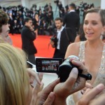 5 - Kristen Wiig si avvicina ai fan sul red carpet durante la cerimonia di apertura del festival