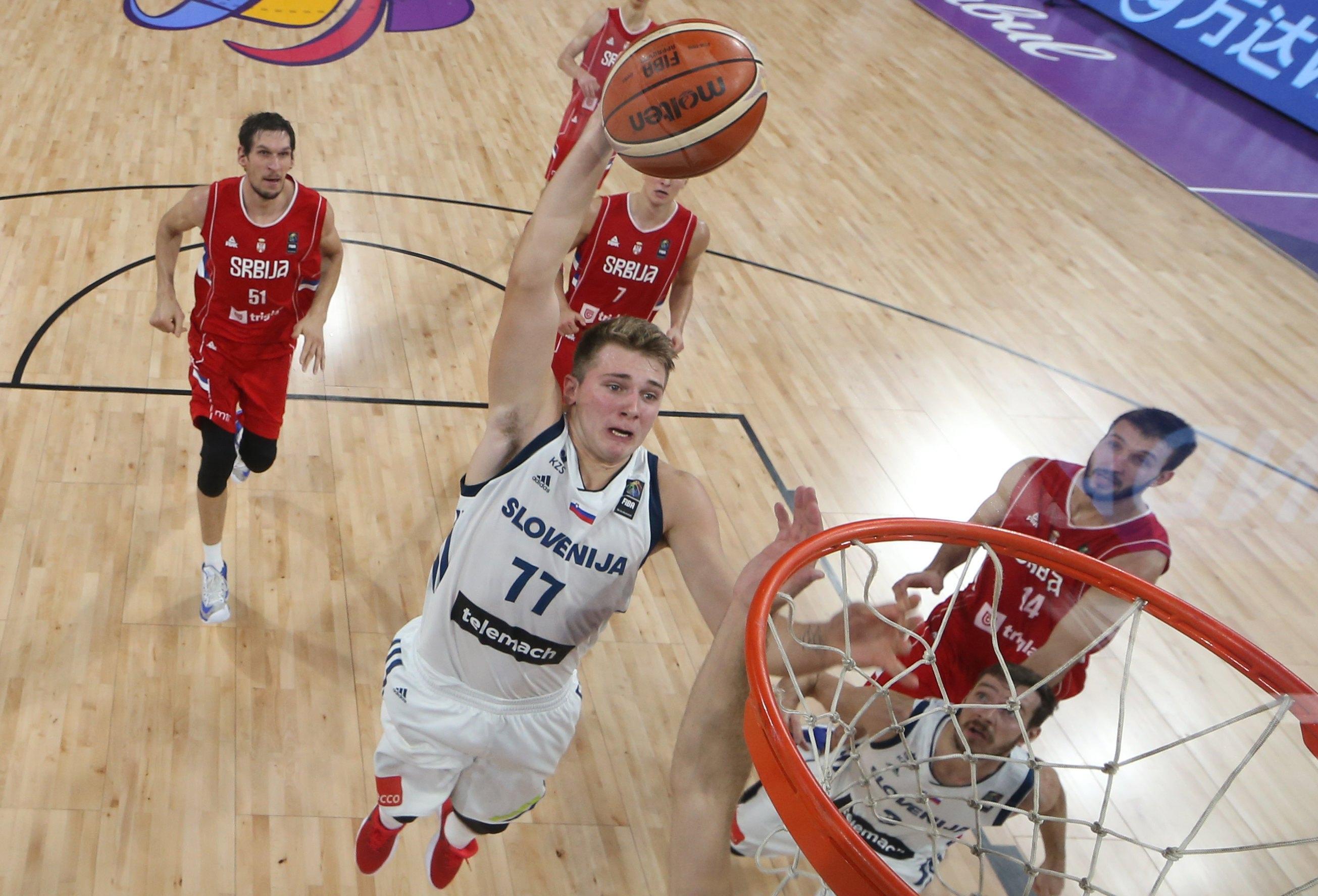 Il giocatore sloveno Luka Doncic mentre realizza un punto nella finale EuroBasket 2017
