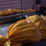 I corpi delle vittime avvolti da un telo I corpi delle vittime avvolti da un telo