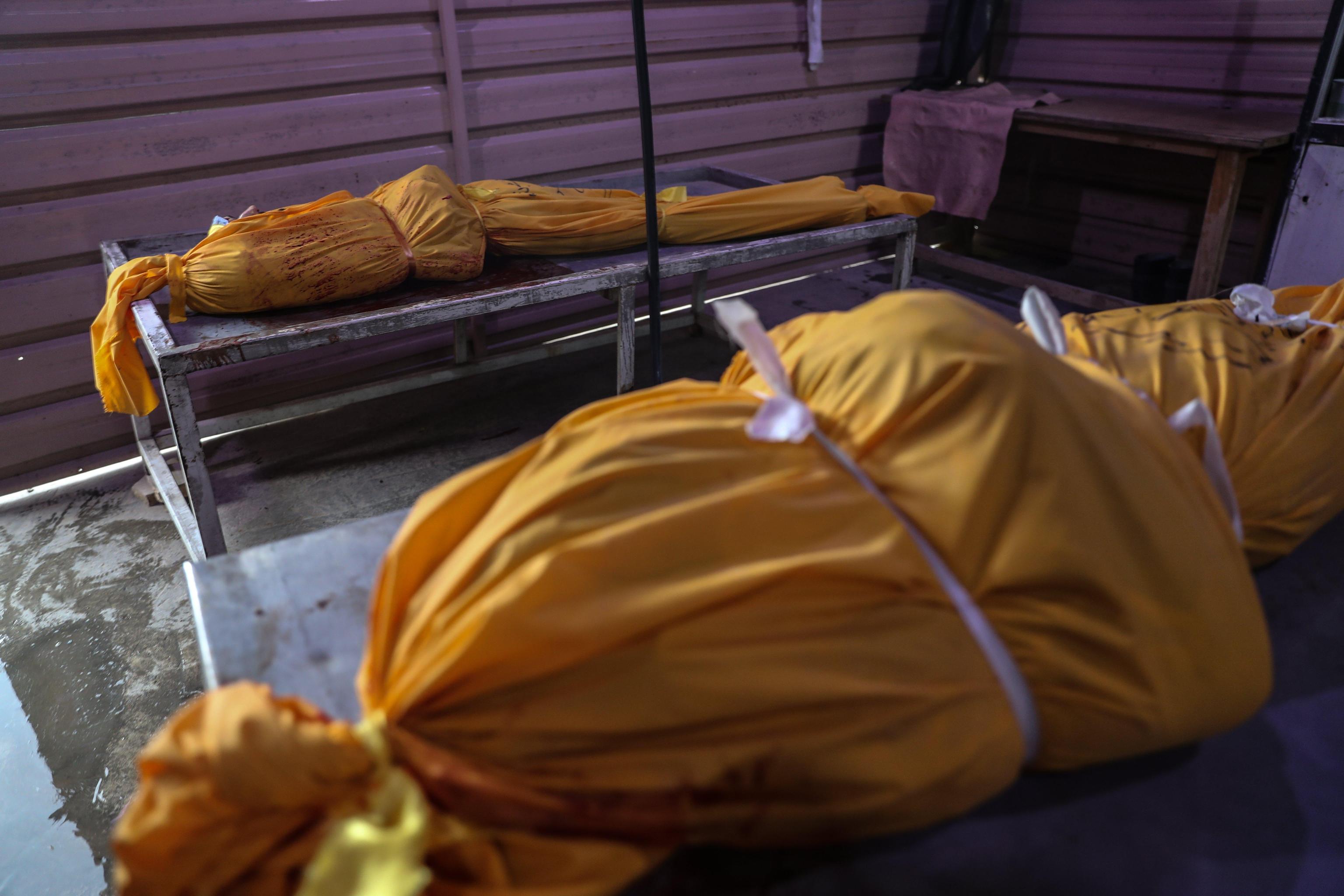 I corpi delle vittime avvolti da un telo I corpi delle vittime avvolti da un telo