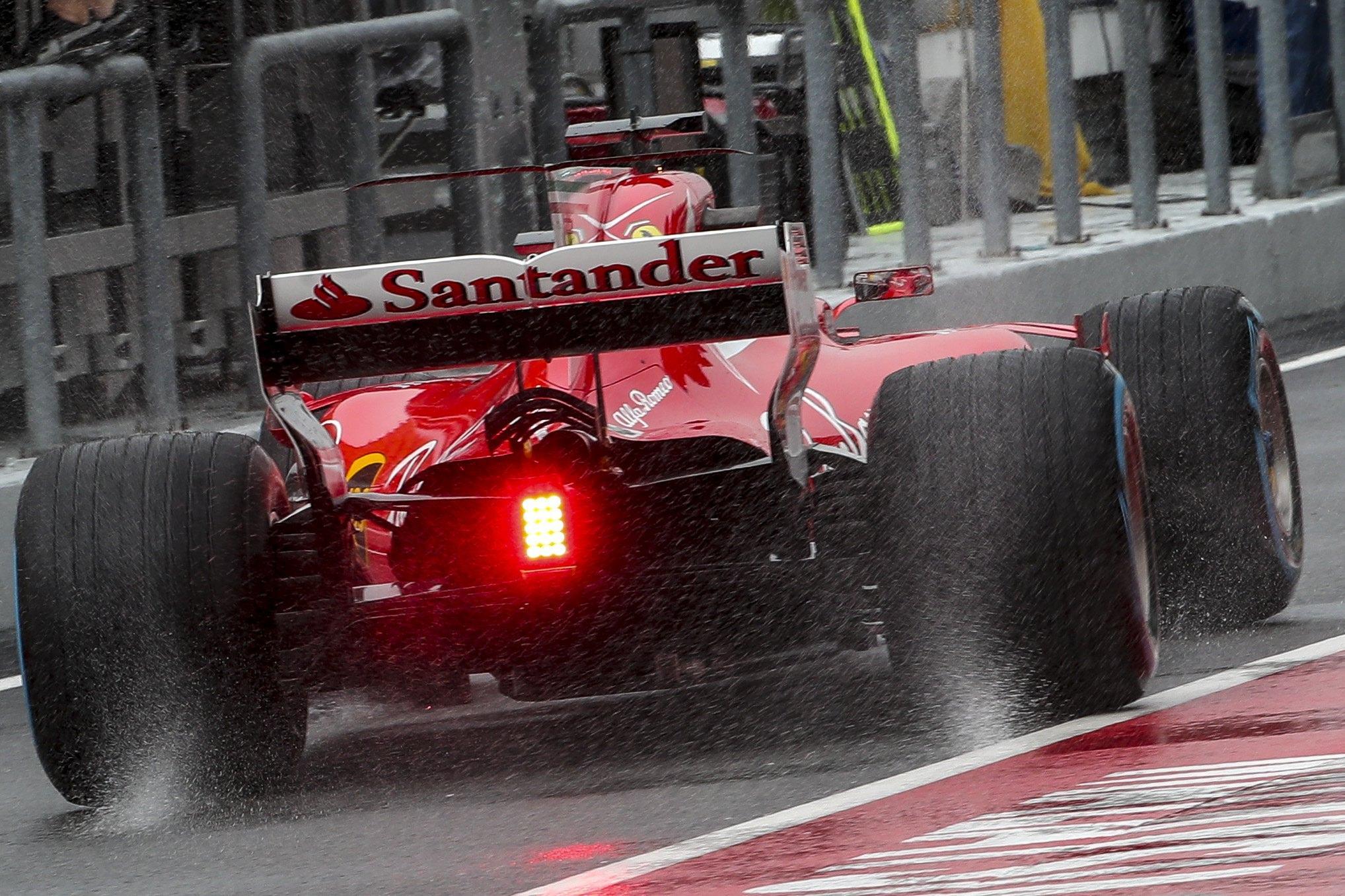 La Ferrari di Vettel esce dai box. Sebastian, per credere ancora nel mondiale, deve assolutamente vincere la gara di domenica