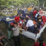 I bambini salgono su un furgone che li porterà in una scuola in Karangasem, che frequenteranno in maniera temporanea I bambini salgono su un furgone che li porterà in una scuola in Karangasem, che frequenteranno in maniera temporanea
