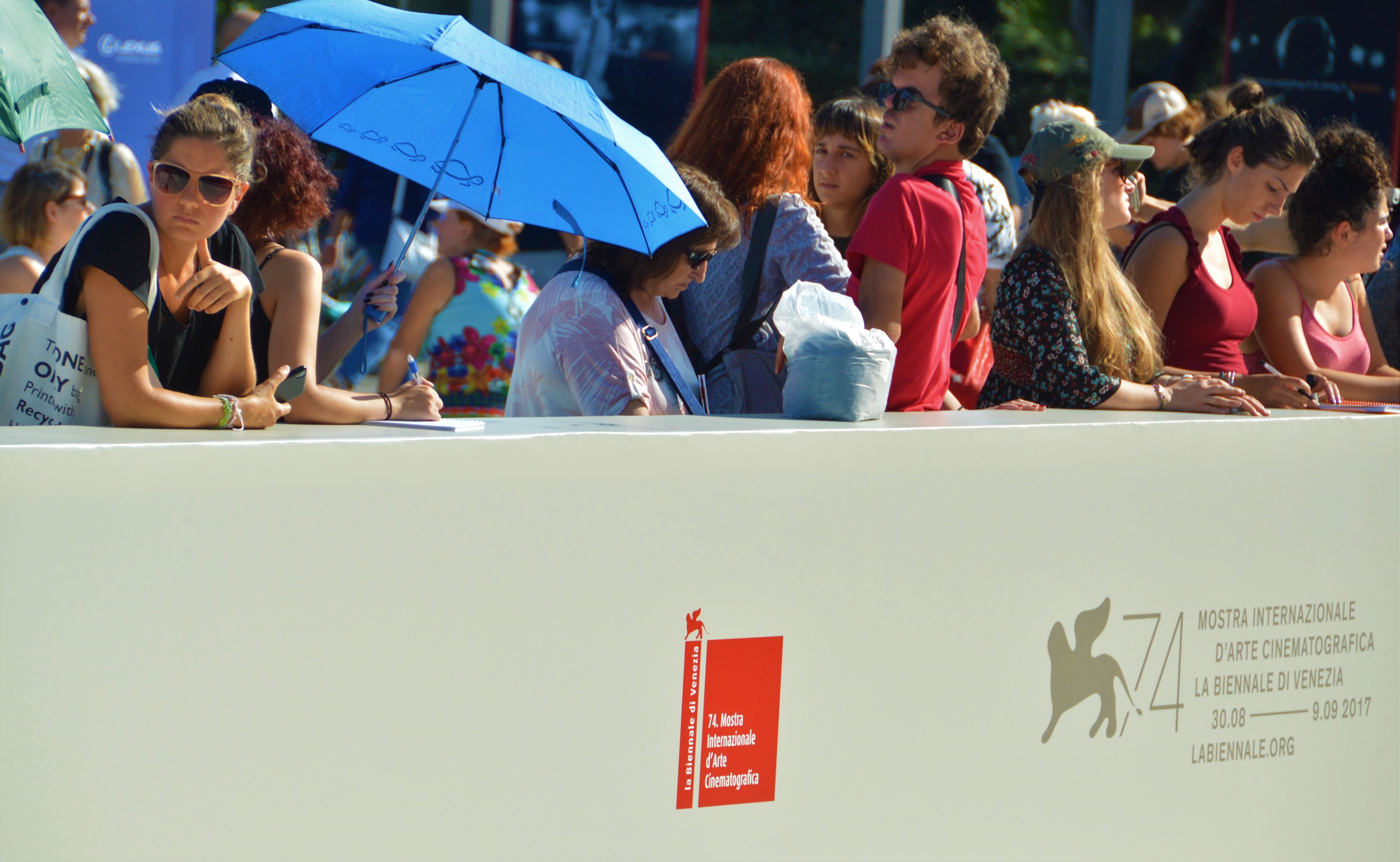 6 - L'attesa dei fan per la parata di star serale inizia molto presto, fin dal primo pomeriggio