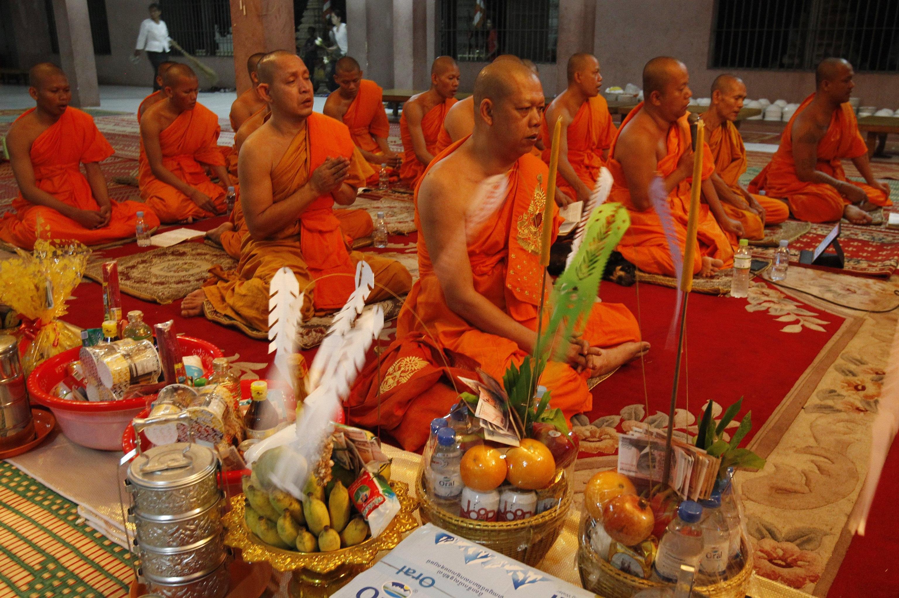 Monaci buddisti presenziano le celebrazioni