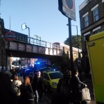 Su Twitter un utente mostra questa foto scrivendo: "Moltissime persone scioccate e tanti feriti. Forte la presenza della polizia" Su Twitter un utente mostra questa foto scrivendo: "Moltissime persone scioccate e tanti feriti. Forte la presenza della polizia"