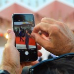 7 - Corsa allo scatto durante la sfilata delle celebrità alla cerimonia di apertura