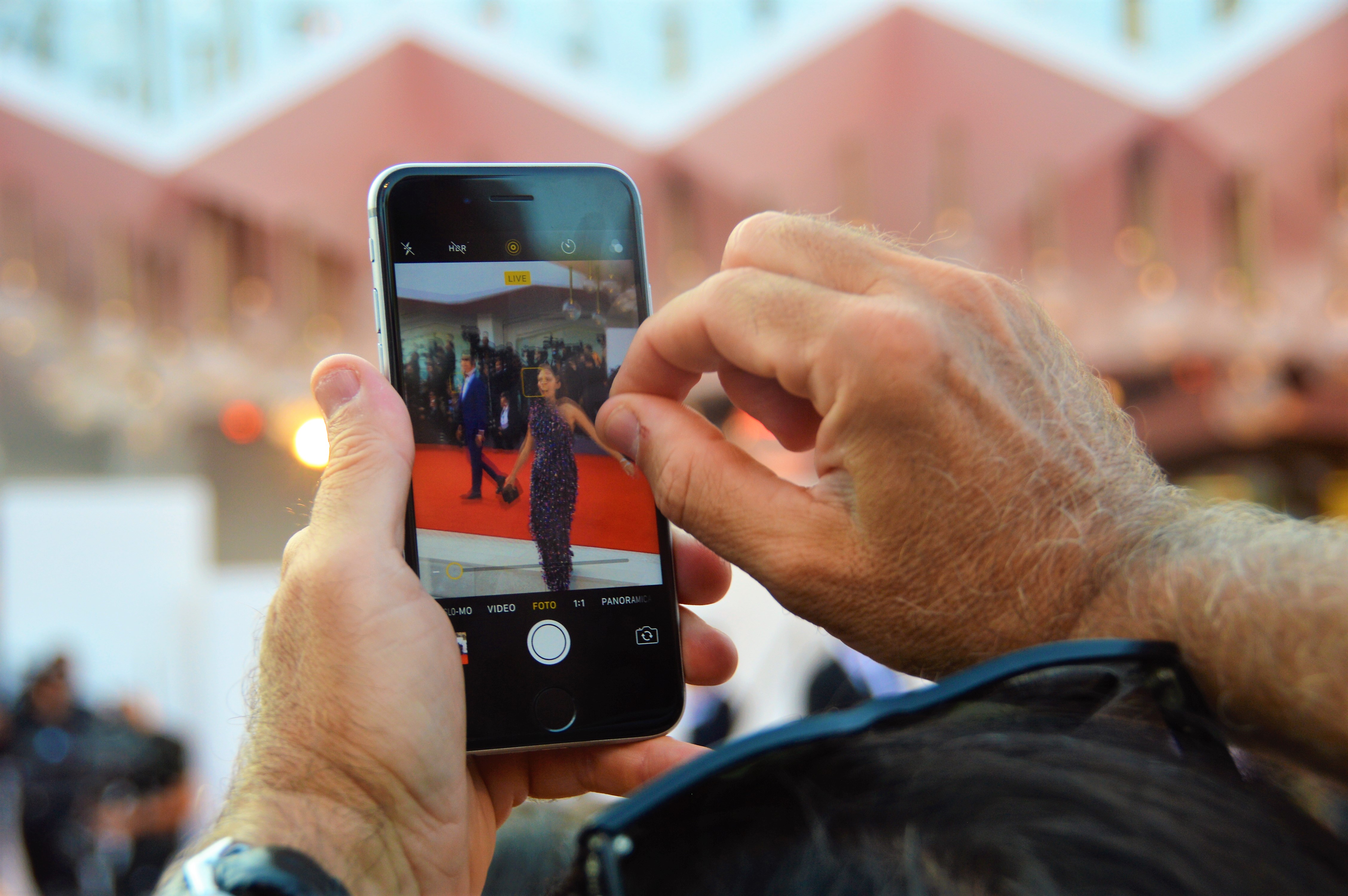7 - Corsa allo scatto durante la sfilata delle celebrità alla cerimonia di apertura