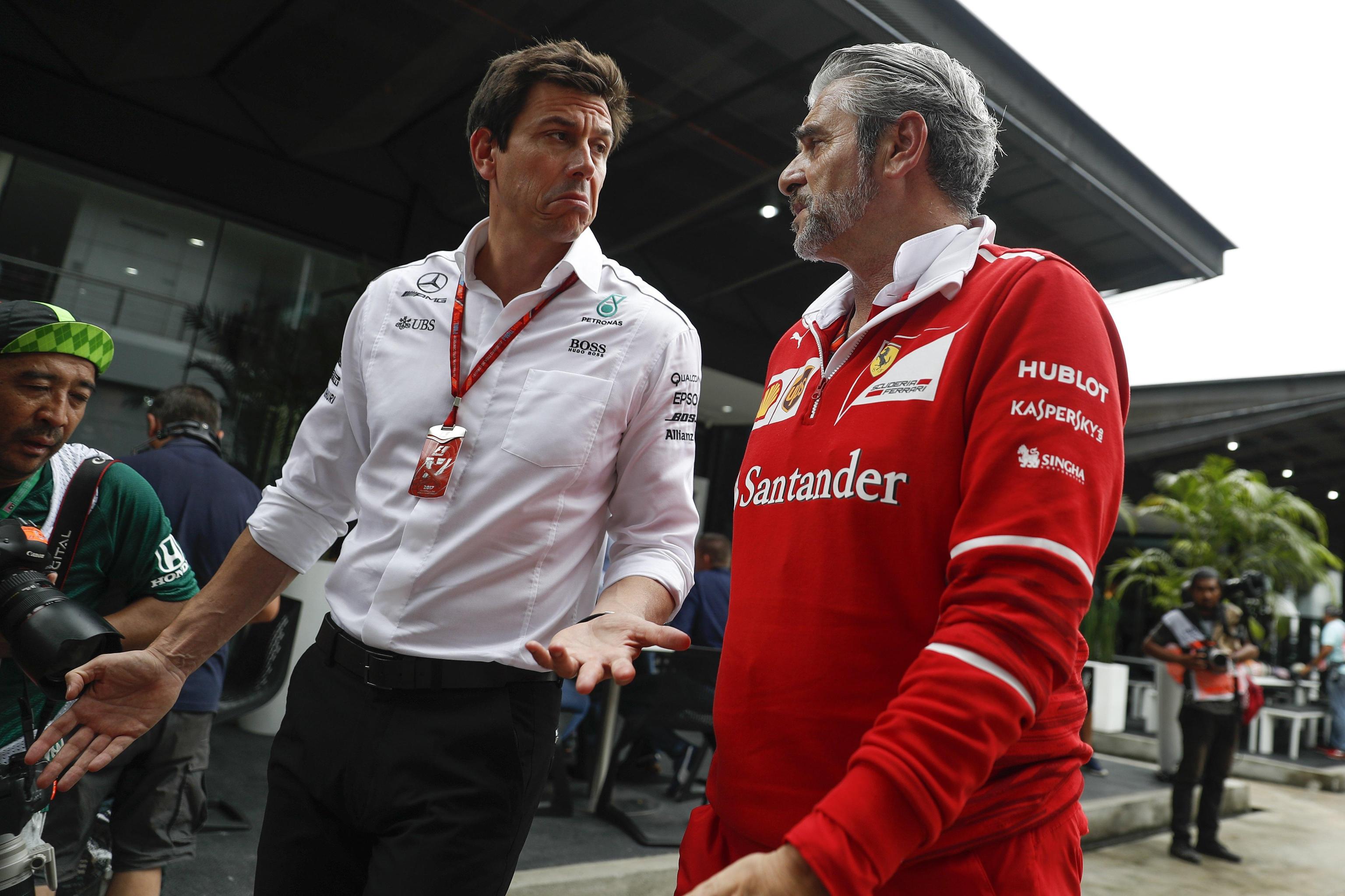 Due direttori a confronto. Maurizio Arrivabene, team principal Ferrari, e Toto Wollf (Mercedes) discutono dopo la fine della seconda sessione di prove libere