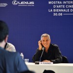 8 - George Clooney risponde ad un giornalista durante la conferenza stampa del film 'Suburbicon', in gara a 'Venezia 74'