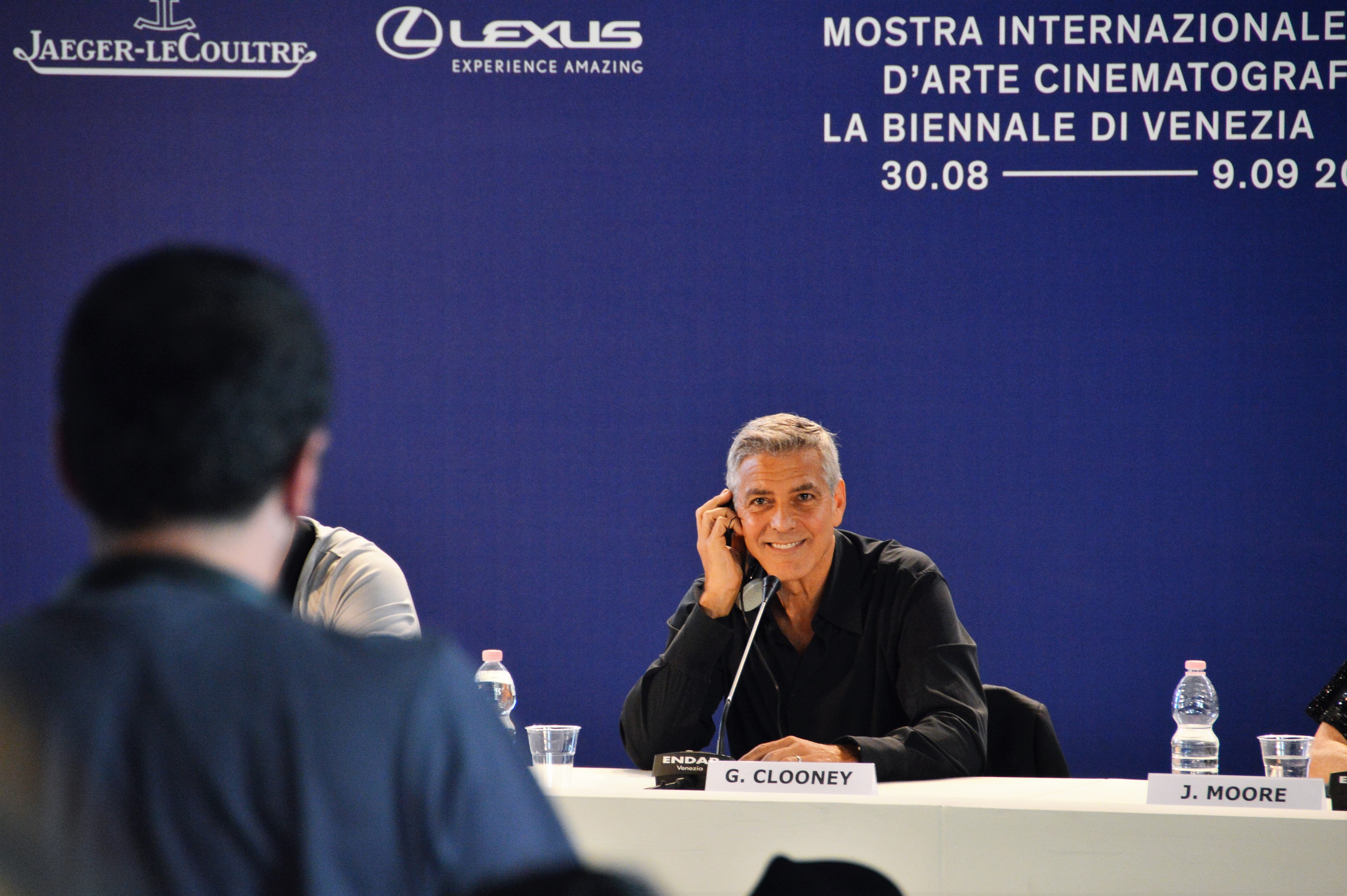 8 - George Clooney risponde ad un giornalista durante la conferenza stampa del film 'Suburbicon', in gara a 'Venezia 74'