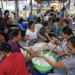 Gli sfollati preparano da mangiare nel rifugio situato nella regione del Karangasem