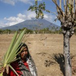 Un'abitante del villaggio di Datah con alle spalle il monte Agung