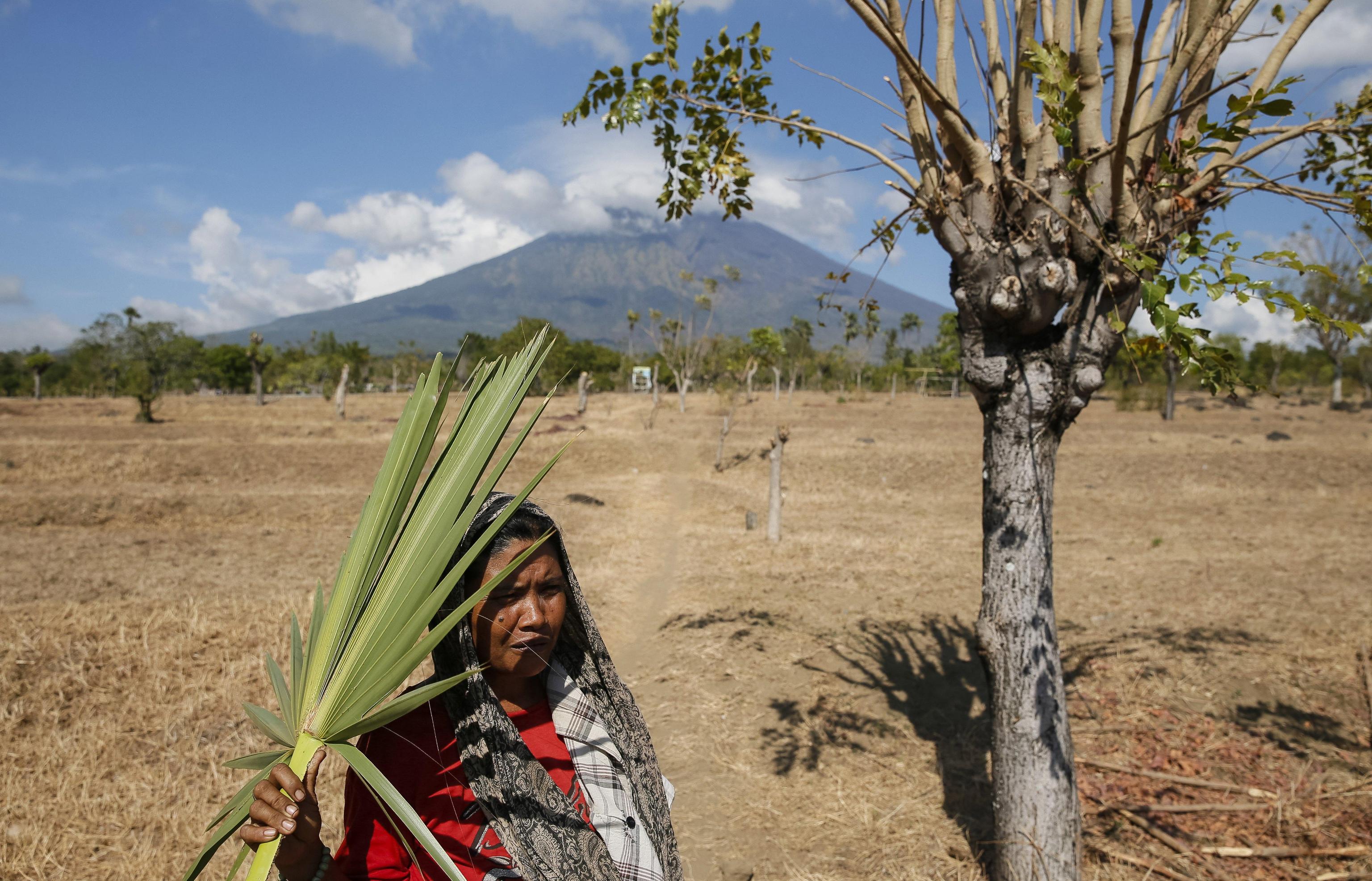Un'abitante del villaggio di Datah con alle spalle il monte Agung