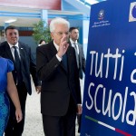 Mattarella fa il suo ingresso all'interno dell'Istituto Comprensivo Pirandello, oggetto di diversi atti di vandalismo nei mesi scorsi
